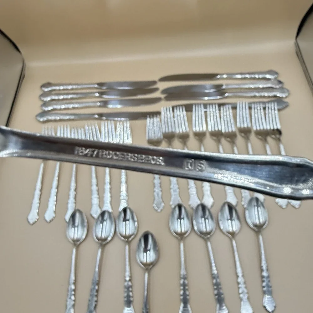 1847 Rogers Bros Silver Plated 32pc Flatware Set for 8 Vintage 1940s Quality